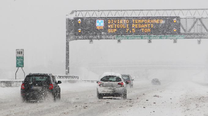 Nevicata in autostrada, allerta meteo